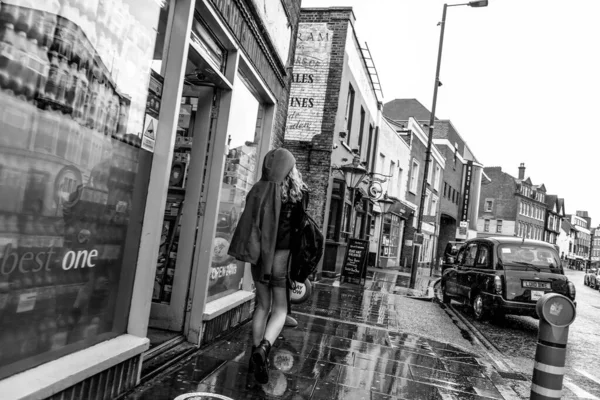 Jonge Vrouw Dragen Een Korte Rok Laarzen Lopen Regen Zwart — Stockfoto