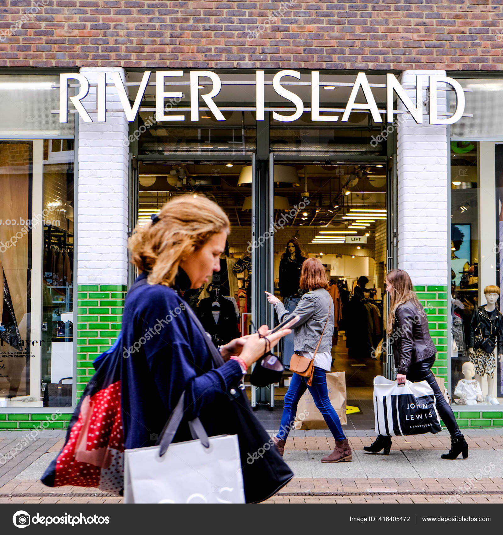 英国伦敦2020年10月6日在covid 19期间人们走过高街时尚零售商河 图库社论照片 C Richardmlee 416405472