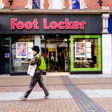 Londra İngiltere, Ekim 06: 20, İnsanlar COVID-19 sırasında High Street Retailer Foot Locker Store 'dan Geçiyor