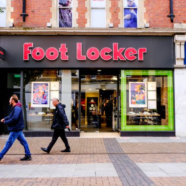 Londra İngiltere, Ekim 06: 20, İnsanlar COVID-19 sırasında High Street Retailer Foot Locker Store 'dan Geçiyor