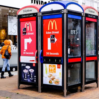 Londra İngiltere Ekim 06: 2020, BT Telefon Sandıkları Grubu McDonalds Fast Food Restoranları Reklamları