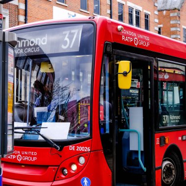 Londra İngiltere 6 Ekim 2020, Güney Londra 'da bir otobüs durağında hiç yolcu bulunmayan tek katlı kırmızı bir otobüs durdu.