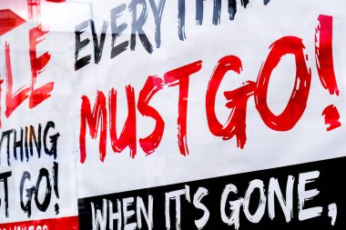 Londra İngiltere Ekim 06: 2020, Dükkan Penceresi İşareti COVID-19 durgunluk döneminde her şey hisse senedi satışına gitmeli