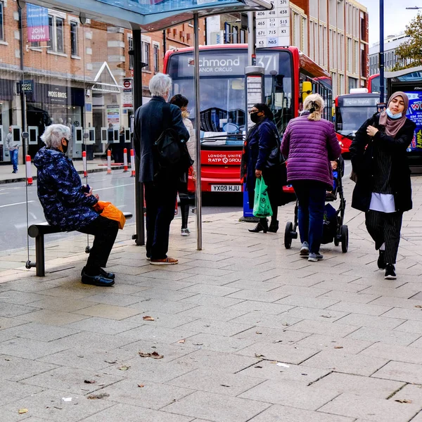 London October 2020 People Walking Queuing Single Decker Red London — Stock Photo, Image