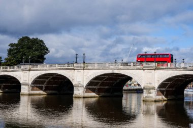 Londra İngiltere 6 Ekim 2020, Kingston Köprüsü Thames Nehri 'ni geçiyor