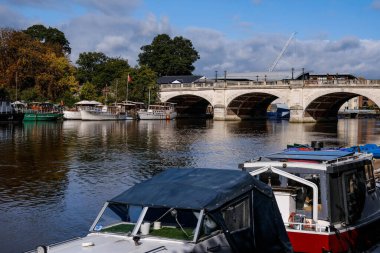 Londra İngiltere 6 Ekim 2020, Kingston Köprüsü Thames Nehri 'ni geçiyor