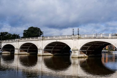 Londra İngiltere 6 Ekim 2020, Kingston Köprüsü Thames Nehri 'ni geçiyor