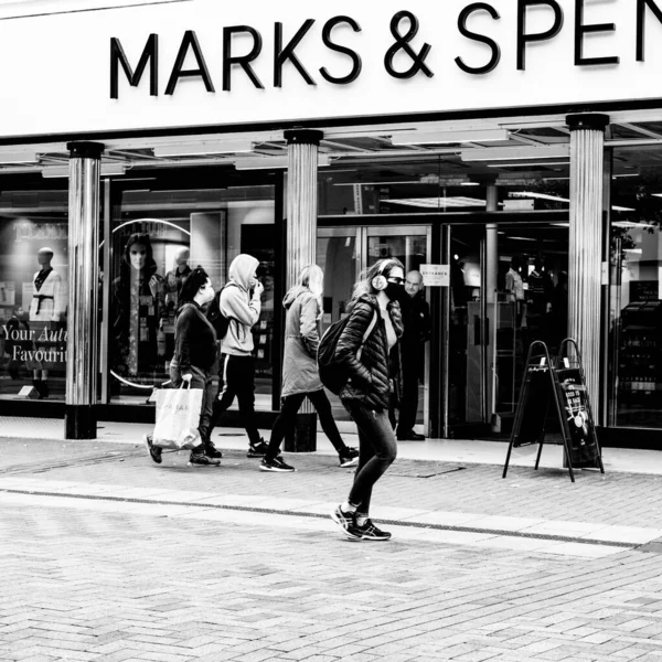 英国伦敦 2020年10月6日 Covid 19期间走过标记和斯宾塞店面的人 — 图库照片