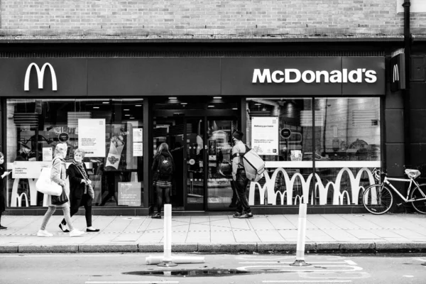 Londyn Wielka Brytania Październik 2020 People Walking Mcdonalds Fast Food — Zdjęcie stockowe