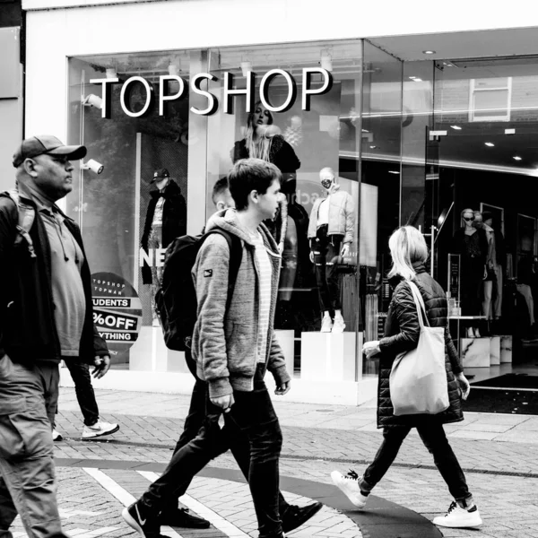 London 2020 Shoppers Walking High Street Fashion Retailer Topshop 스톡 사진