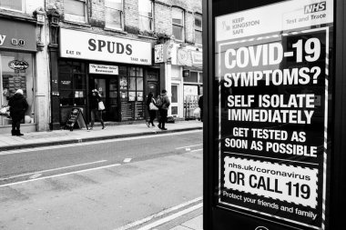 Londra İngiltere Ekim 06: 2020, NHS COVID-19 Halk Sağlığı İşareti Coronavirus Pandemik ve Test ve İzleme Konusunda Farkındalık Artırıyor
