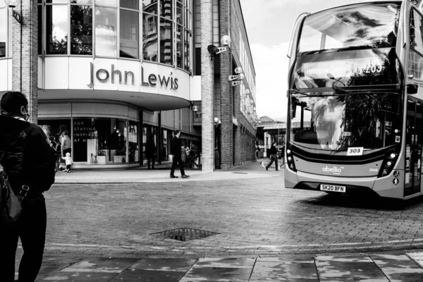ロンドンUk 2020年10月6日ハイストリートを歩く買い物客ジョン ルイス百貨店 — ストック写真
