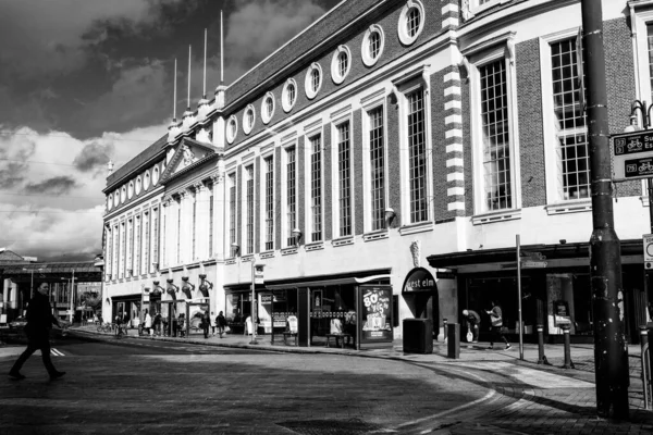 Londen Verenigd Koninkrijk Oktober 2020 Mensen Die Winkelen Buiten Bentalls — Stockfoto