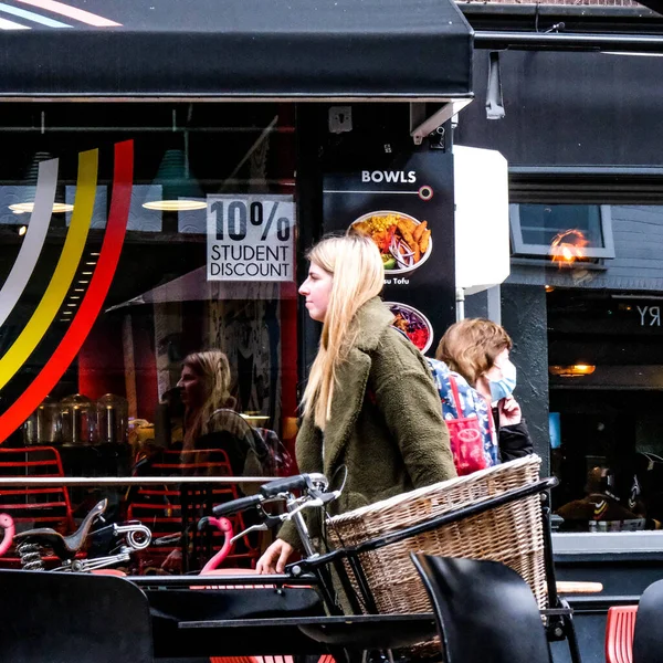 London Oktober 2020 Zwei Frauen Gehen Entgegengesetzte Richtungen Eine Mit — Stockfoto