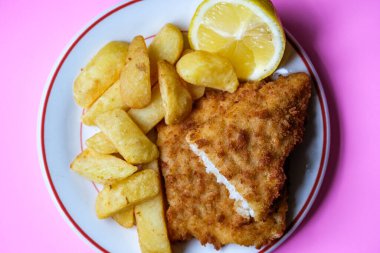 Londra İngiltere, Eylül 03, 2025, Klasik Balık ve patates kızartması.