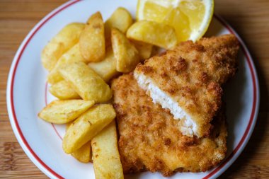 Londra İngiltere, Eylül 03, 2025, Klasik Balık ve patates kızartması.