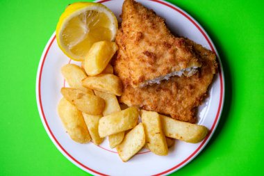 Londra İngiltere, Eylül 03, 2025, Klasik Balık ve patates kızartması.