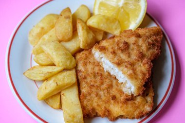 Londra İngiltere, Eylül 03, 2025, Klasik Balık ve patates kızartması.