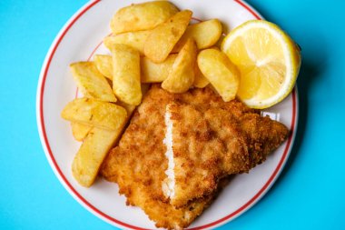 Londra İngiltere, Eylül 03, 2025, Klasik Balık ve patates kızartması.