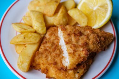 Londra İngiltere, Eylül 03, 2025, Klasik Balık ve patates kızartması.