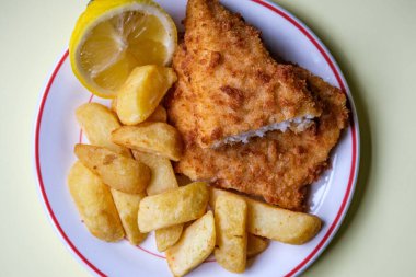 Londra İngiltere, Eylül 03, 2025, Klasik Balık ve patates kızartması.