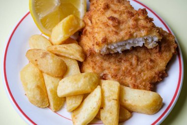 Londra İngiltere, Eylül 03, 2025, Klasik Balık ve patates kızartması.