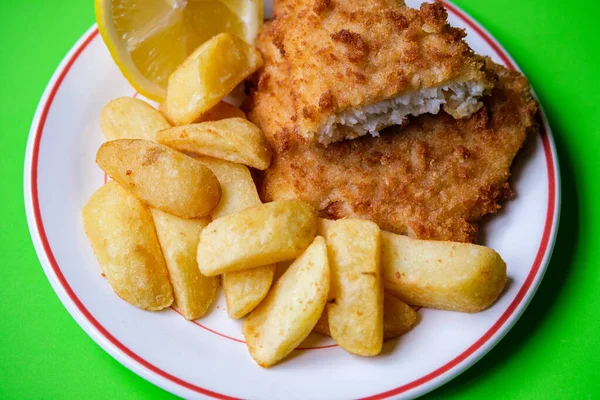 Londra İngiltere, Eylül 03, 2025, Klasik Balık ve patates kızartması.