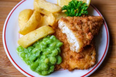 Londra İngiltere, Eylül 03, 2025, İngiliz favori balık ve patates kızartması.