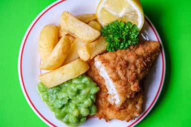 Londra İngiltere, Eylül 03, 2025, İngiliz favori balık ve patates kızartması.