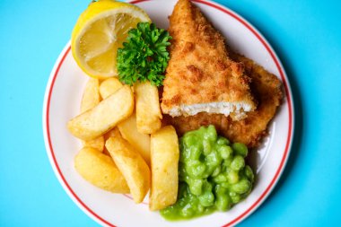 Londra İngiltere, Eylül 03, 2025, İngiliz favori balık ve patates kızartması.