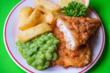 Londra İngiltere, Eylül 03, 2025, İngiliz favori balık ve patates kızartması.