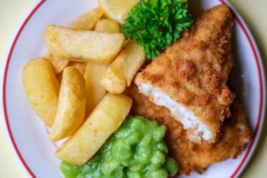 Londra İngiltere, Eylül 03, 2025, İngiliz favori balık ve patates kızartması.