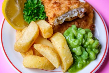 Londra İngiltere, Eylül 03, 2025, İngiliz favori balık ve patates kızartması.