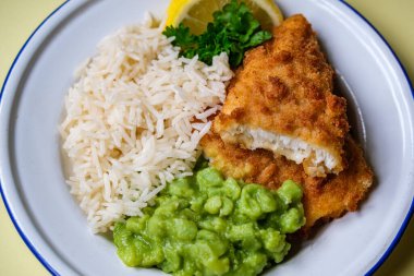 Londra İngiltere, Eylül 03 2025, Haşlanmış beyaz pirinç ve bezelyeli Morina filetosu