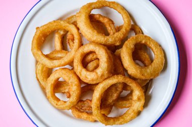 Londra İngiltere, Eylül 04 2025, Kızarmış Kızarmış Soğan Halkaları Grubu İnsansız