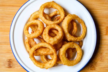 Londra İngiltere, Eylül 04 2025, Kızarmış Kızarmış Soğan Halkaları Grubu İnsansız