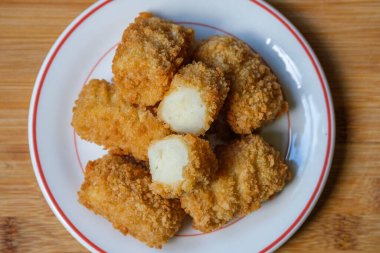 London UK, Eylül 04 2025, kızarmış ekmek kırıntısı kaplı patates kroketleri