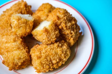 London UK, Eylül 04 2025, kızarmış ekmek kırıntısı kaplı patates kroketleri