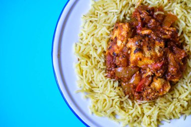 Londra İngiltere, Eylül 04 2025, Pilau Rice ile ızgara Tavuk Jalfrezi Köri