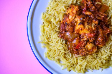 Londra İngiltere, Eylül 04 2025, Pilau Rice ile ızgara Tavuk Jalfrezi Köri