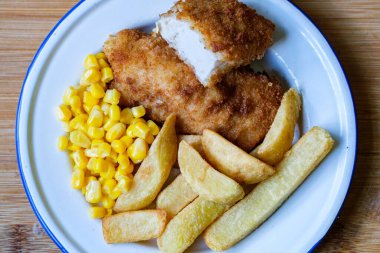 Londra İngiltere, Eylül 05 2025, Chunky Chips ve Sweetcorn ile üretilmiş tavuk filetosu