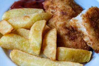 Londra İngiltere, Eylül 05 2025, Chuncy Chips ve Domates soslu kızarmış tavuk filetosu