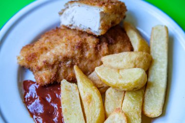 Londra İngiltere, Eylül 05 2025, Chuncy Chips ve Domates soslu kızarmış tavuk filetosu