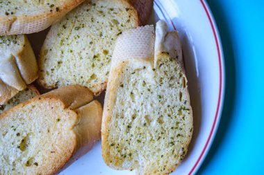 Londra İngiltere, Eylül 05 2025, Fırın Dilimleri İtalyan usulü sarımsaklı ekmek