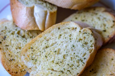 Londra İngiltere, Eylül 05 2025, Fırın Dilimleri İtalyan usulü sarımsaklı ekmek