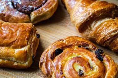 Londra İngiltere, Eylül 07 2025, Pişmiş Danimarka Kahvaltı Pastası Seçimi Kruvasan, Tarçın Girdabı, Acı Aux Raisin, Choc Au Pain
