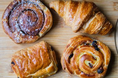 Londra İngiltere, Eylül 07 2025, Pişmiş Danimarka Kahvaltı Pastası Seçimi Kruvasan, Tarçın Girdabı, Acı Aux Raisin, Choc Au Pain