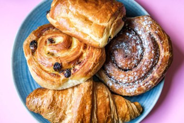 Londra İngiltere, Eylül 07 2025, Pişmiş Danimarka Kahvaltı Pastası Seçimi Kruvasan, Tarçın Girdabı, Acı Aux Raisin, Choc Au Pain