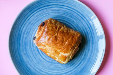 Londra İngiltere, Eylül 07 2025, Tek Acı Çikolatalı Kahvaltı Danimarka Pastası Bir Tabakta Sunuldu