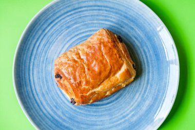 Londra İngiltere, Eylül 07 2025, Tek Acı Çikolatalı Kahvaltı Danimarka Pastası Bir Tabakta Sunuldu